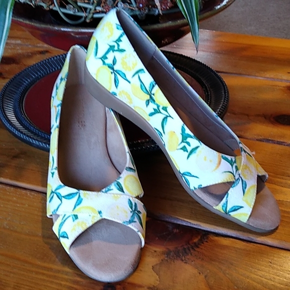 Aerosoles Silver Platter Open Toe Wedge Heel. 8 M. White,Yellow,Green Citrus - Picture 1 of 9